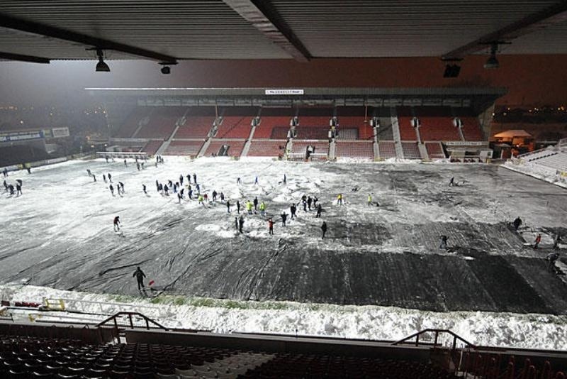 Οι οπαδοί της Σουίντον καθάρισαν το χιόνι για να παίξει η ομάδα τους!