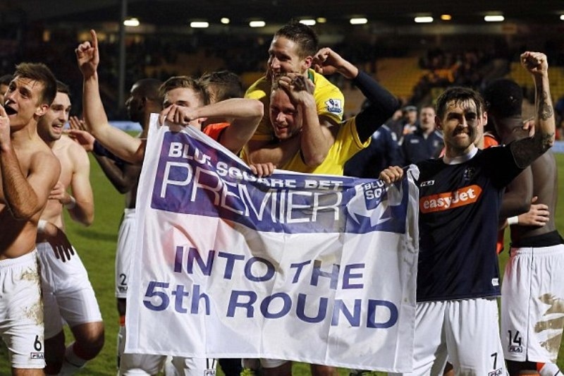 Λούτον: Τρελά πανηγύρια στα αποδυτήρια (video)