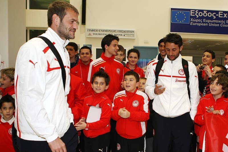 Ολυμπιακός: Υποδοχή από σχολές στην Καβάλα