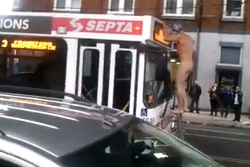 Γυμνός άνδρας σκαρφάλωσε σε... λεωφορείο (video)