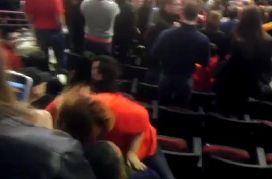 Μεθυσμένη οπαδός... λικνίζεται πάνω στο σύντροφό της (Video)