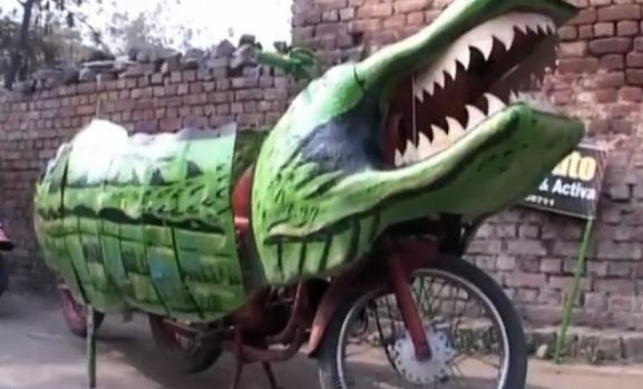 Ξέρεις από βέσπα... κροκόδειλο; (Video)