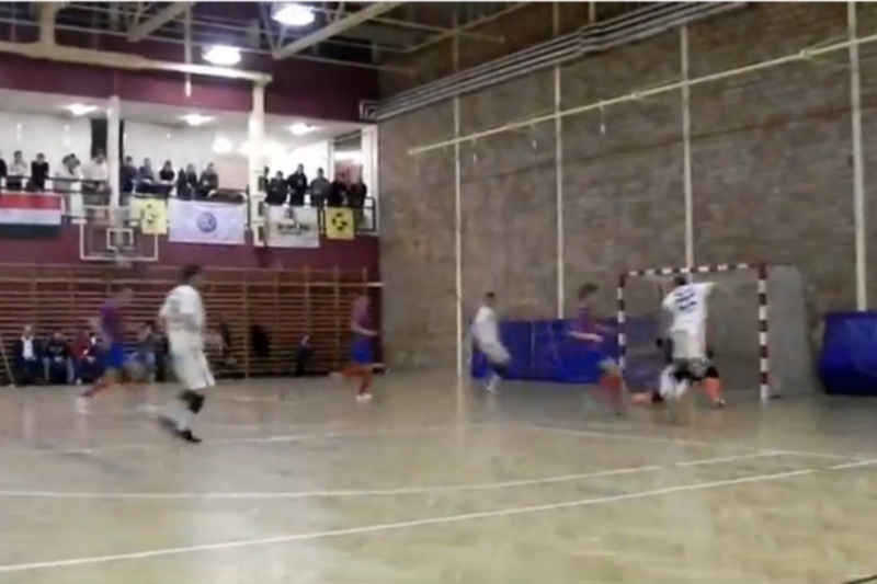 Απίστευτο γκολ! Του... έσπασε τα άλατα! (video)