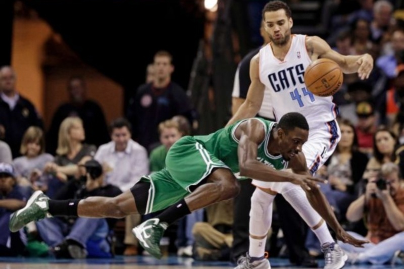 Σάρλοτ Μπόμπκατς: Φρέναραν τους Σέλτικς (video)