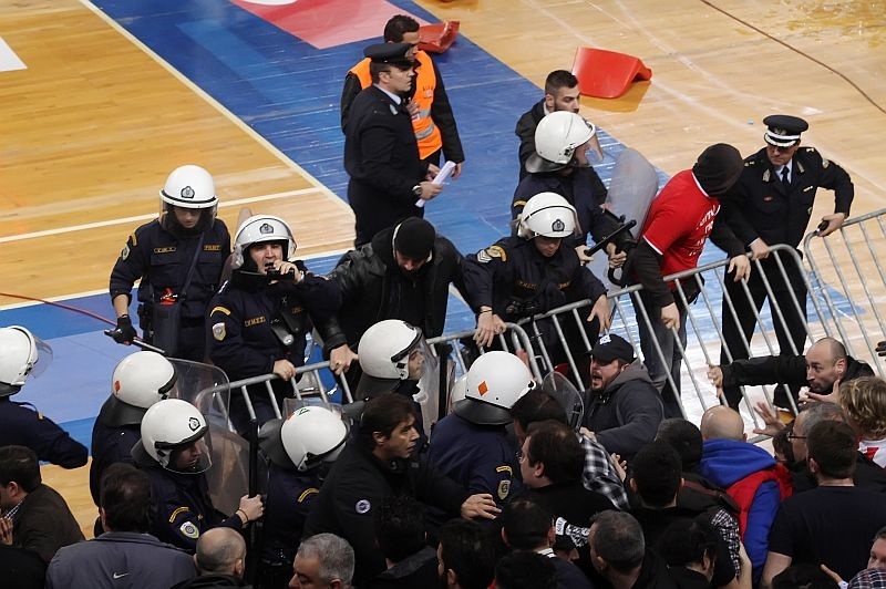 Στον εισαγγελέα δυο συλληφθέντες από τον τελικό