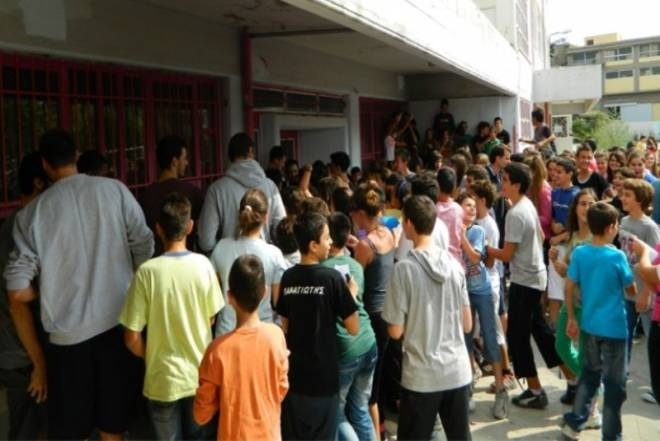 Τα σχολεία στα γήπεδα...