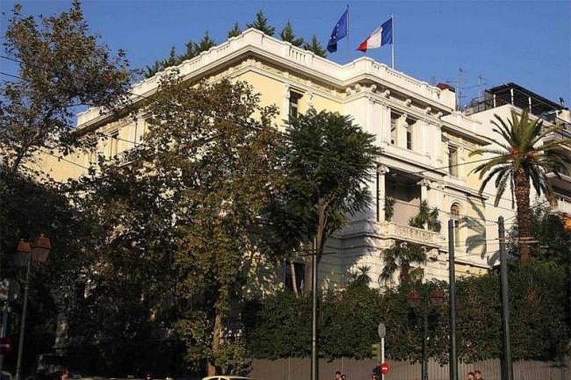 Έβαφαν τα κάγκελα της γαλλικής πρεσβείας λίγο πριν έρθει ο Ολάντ