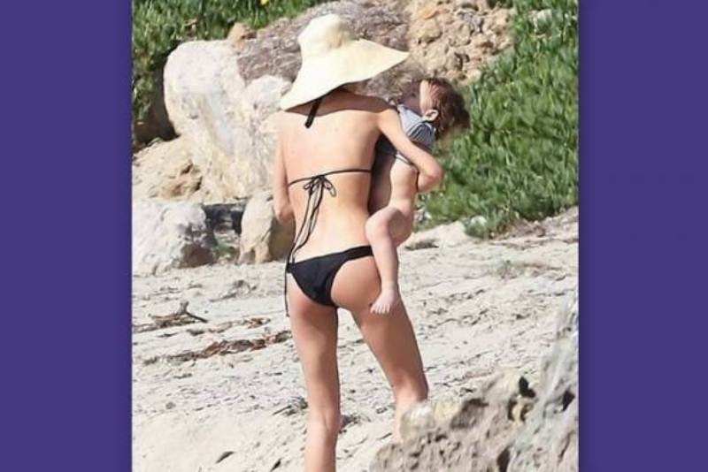 Miranda Kerr: Mε το γιο της στην παραλία