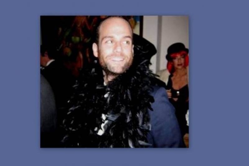 Η γυμνή φωτογράφηση του Έλληνα που κατηγορείται ότι έκλεψε τον πίνακα του Νταλί!