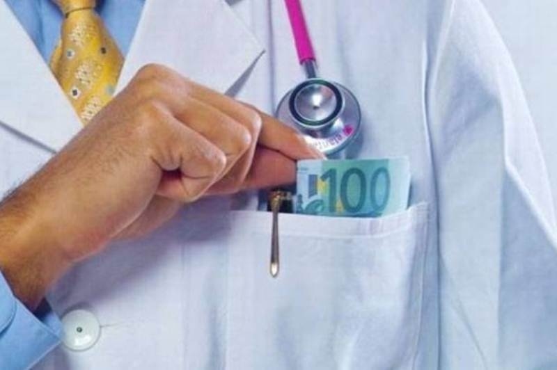 Γιατρός στο Κιλκίς σε γιο ασθενή: Μου έφερες κρασιά; 400 ευρώ θέλω!