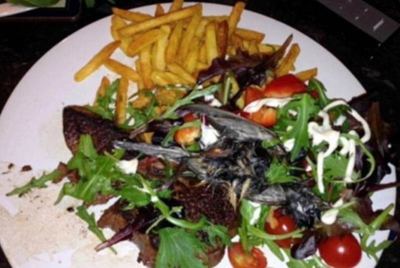 Έπαθαν σοκ - Δείτε τι βρήκαν σε συσκευασία σαλάτας(pics)