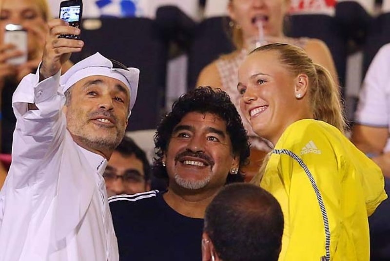 Μαραντόνα: Δεν άφηνε από τα μάτια του και τα... χέρια του τη Βοζνιάκι! (video)