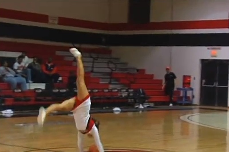 ΗΠΑ: Τσιρλίντερ σκοράρει με ακροβατικό από το κέντρο! (videos)