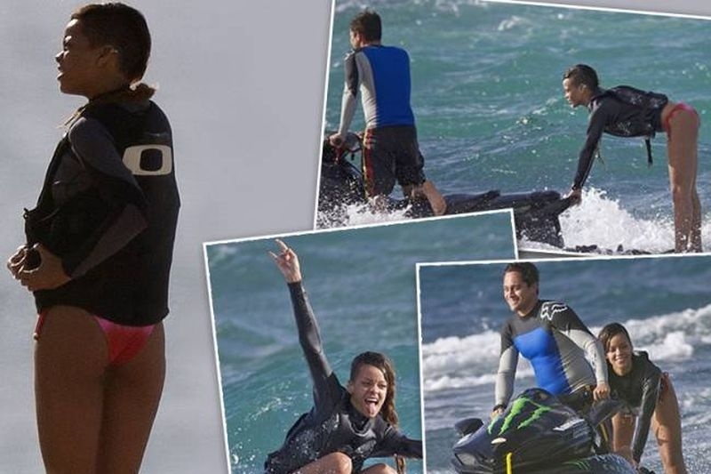 Θαλάσσιο σκι φορώντας ένα... μικροσκοπικό μπικίνι