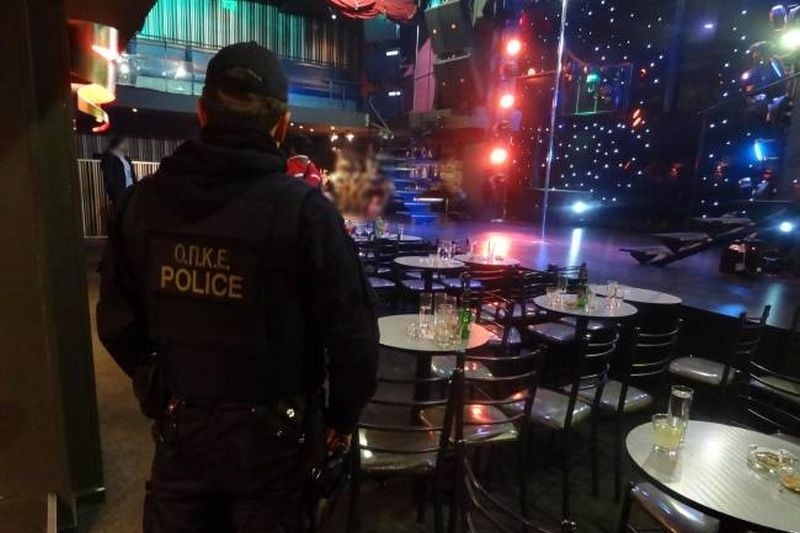 Βίντεο: Επιχείρηση «σκούπα» της ΕΛ.ΑΣ. σε στριπτιζάδικα