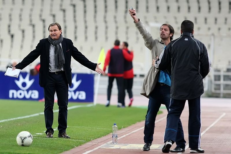 ΑΕΚ: Τα… έψαλλαν σε Ιωαννίδη στο αεροδρόμιο