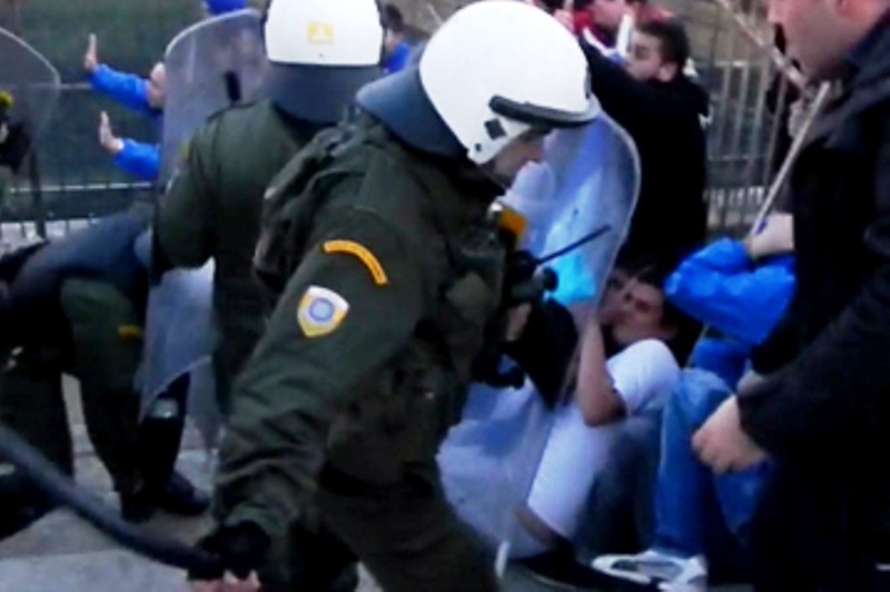 Επίθεση ΜΑΤ σε φίλους του Ιωνικού (video)