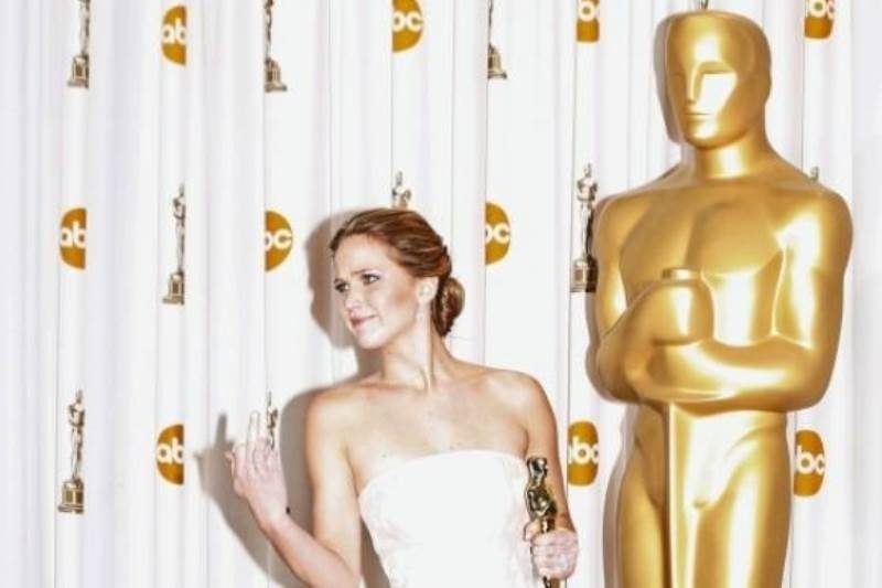 Όσκαρ 2013: Jennifer Lawrence: Μετά την τούμπα της, έκανε μία άσεμνη χειρονομία!