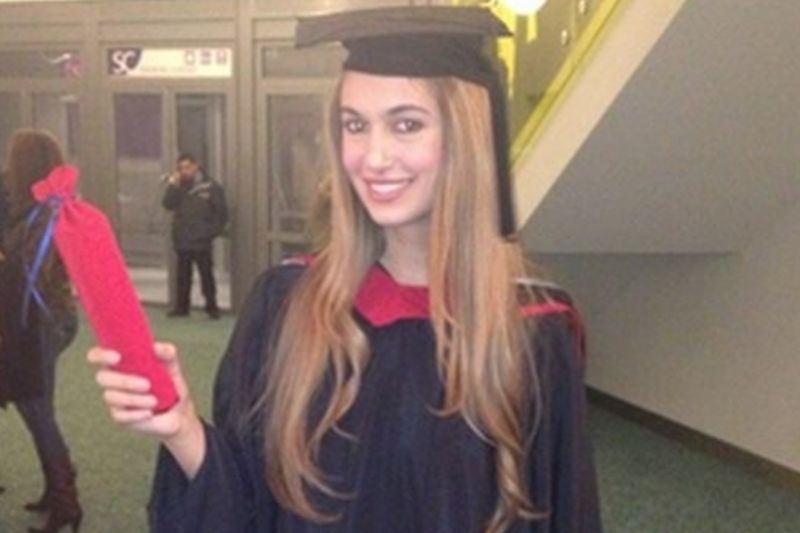 Ελληνίδα παρουσιάστρια ποζάρει με το… master στο χέρι