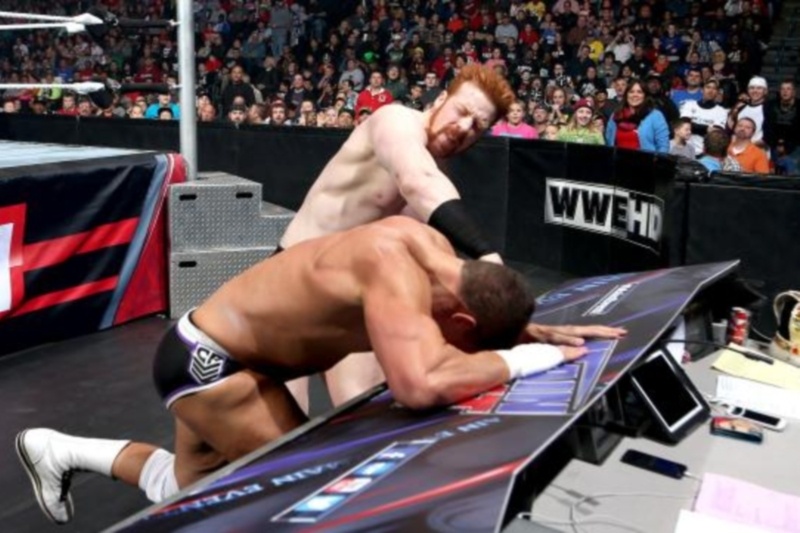 Main Event: Εύκολες νίκες για Sheamus και Henry (photos+video)