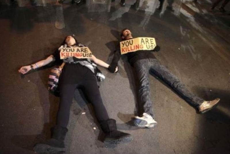 Η φωτογραφία των Κύπριων διαδηλωτών που κάνει τον γύρο του κόσμου