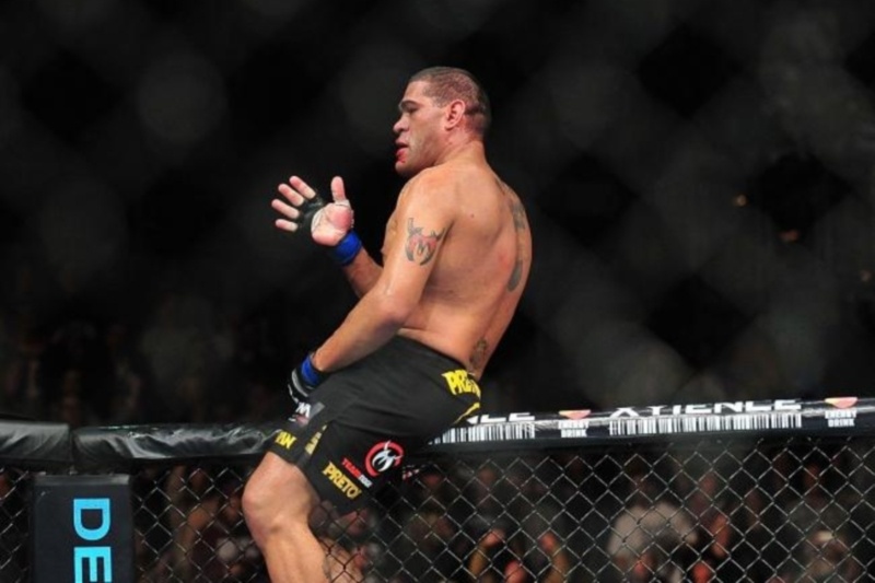 «Bigfoot» Silva: «Είναι αστείος ο Overeem»