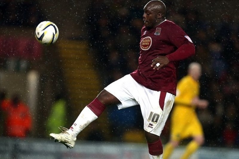 Νορθάμπτον: Ακινφένγουα, ο πιο δυνατός ποδοσφαιριστής στον κόσμο! (photos+video)