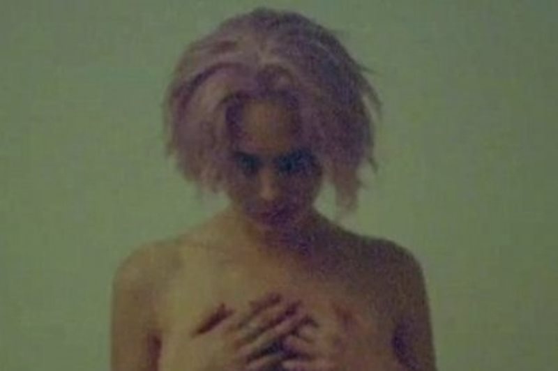 Διάσημο supermodel σε καυτό στριπτίζ!