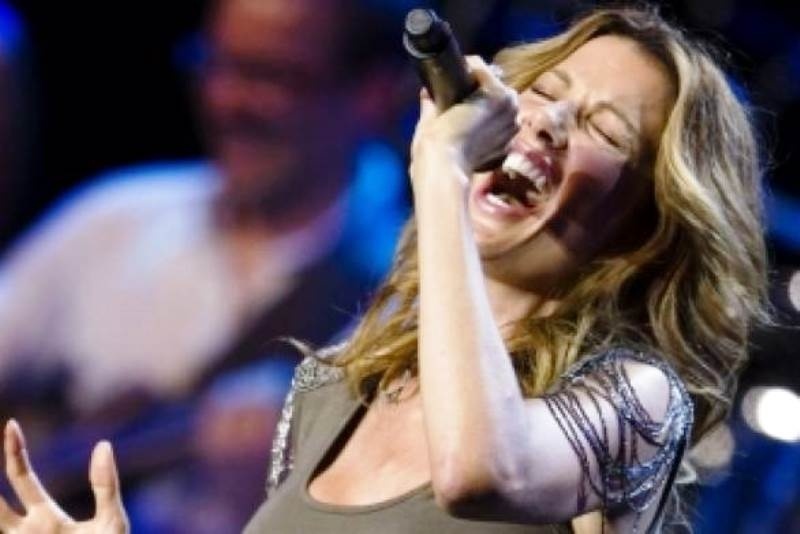 Η πλουσιότερη γυναίκα της Βρετανίας έγινε τραγουδίστρια