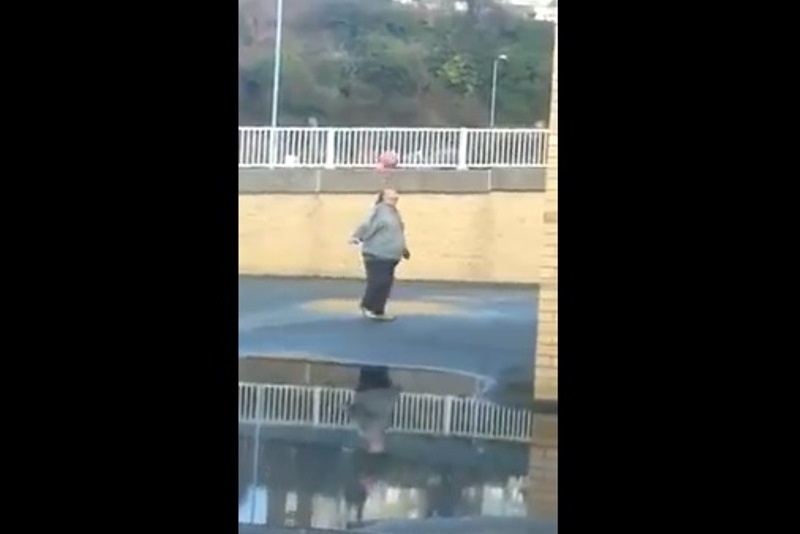 Ουαλία: Απίστευτα κόλπα από άνδρα με περιττά κιλά! (video)