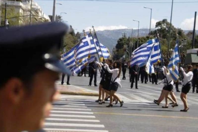 Εικόνα – ντροπή στο Σύνταγμα: Έκαναν την παρέλαση τραγέλαφο!