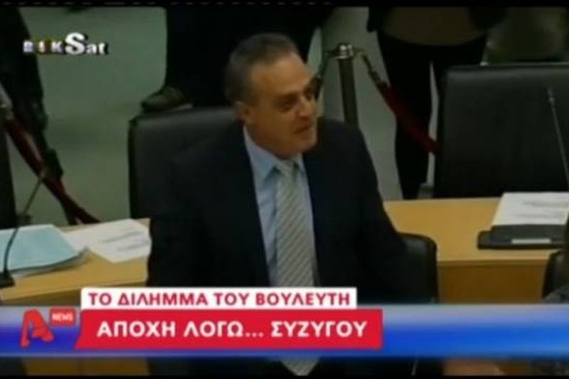 Δείτε το βίντεο: Βουλευτής αμάρτησε για την... γυναίκα του!