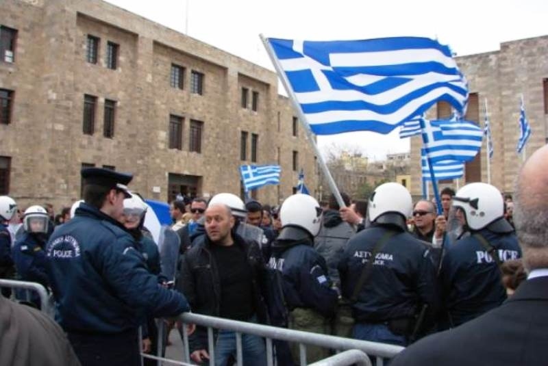 ΣΟΚ στη Ρόδο: Γυναίκα μαχαίρωσε δημοτικό σύμβουλο μετά την παρέλαση