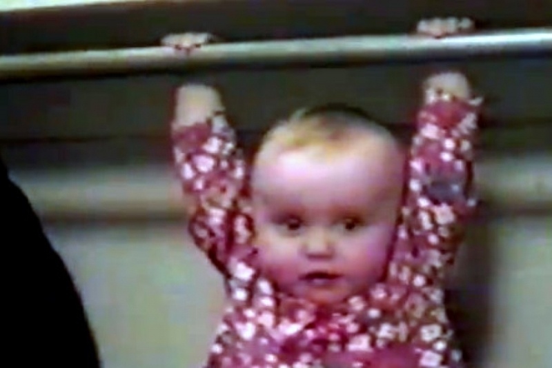 Βίντεο: Κάνει μονόζυγο μέσα στη ντουλάπα!