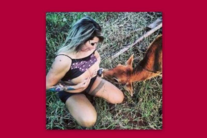 Απίστευτο! Μοντέλο πόζαρε στο φακό να θηλάζει μοσχάρι!