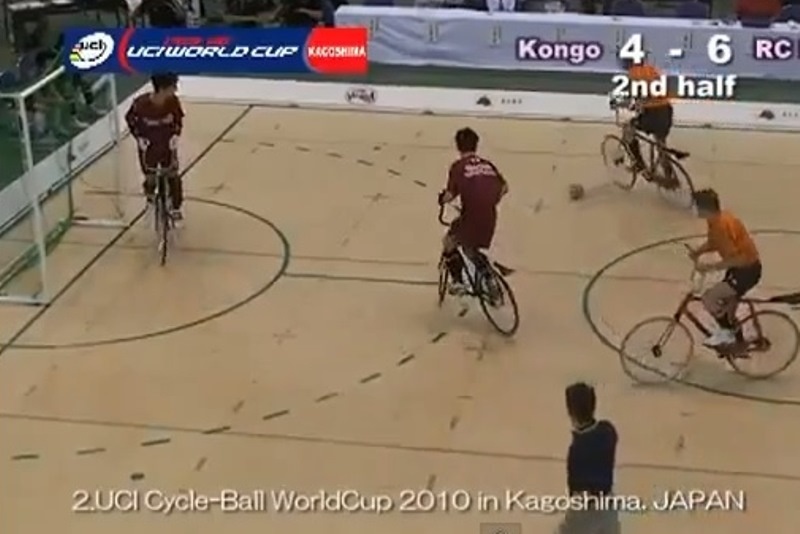 Δείτε αγώνα ποδοσφαίρου με ποδήλατα (video)