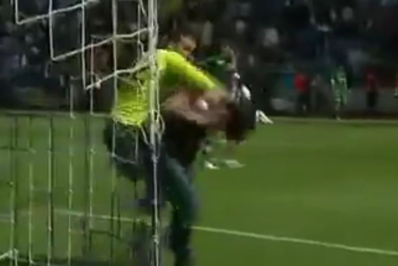 Τερματοφύλακας σπάει στο ξύλο οπαδό... (Video)