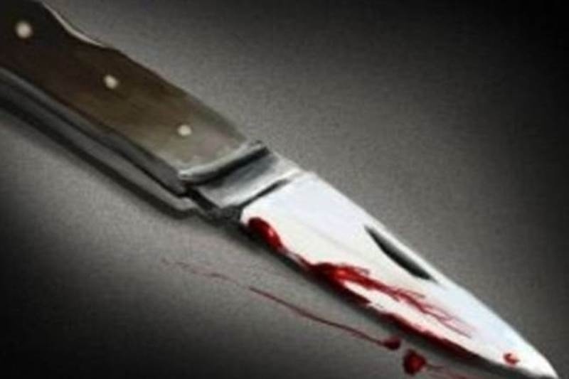 Τη χτύπησε, τον μαχαίρωσε και κατέληξαν στο τμήμα