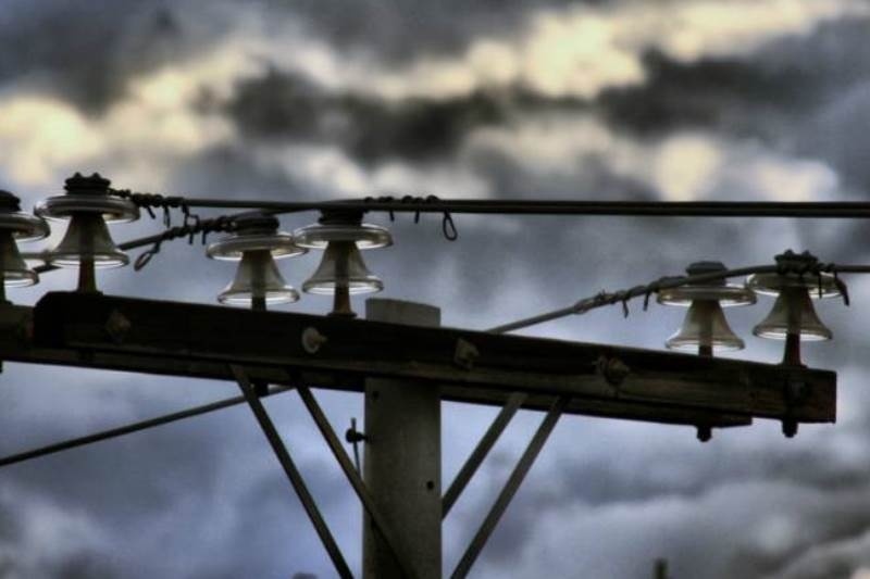Απίστευτο: Πολίτης εγκλωβίστηκε σε κολώνα της ΔΕΗ
