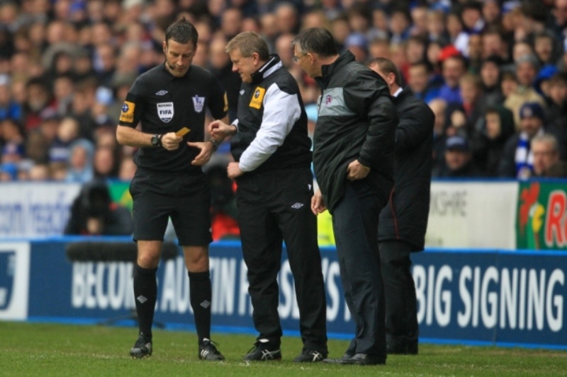 Πρέμιερ Λιγκ: Διαιτητής ξέχασε τις κάρτες του! (videos)