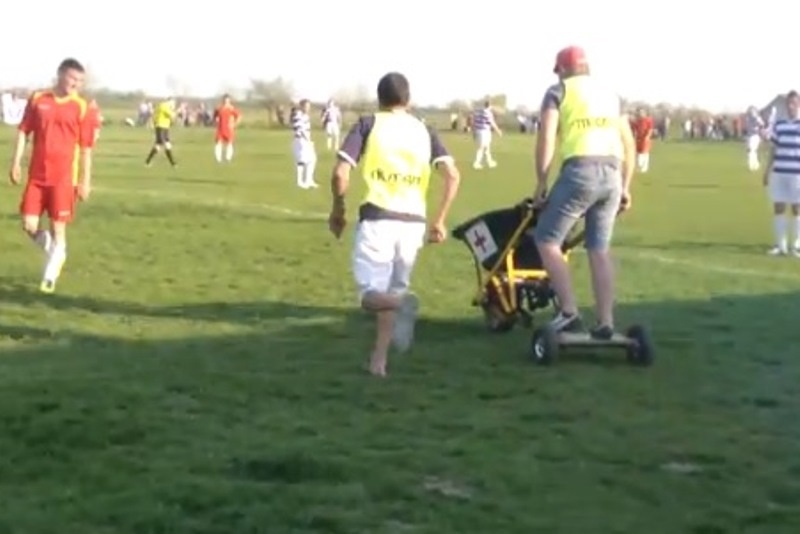 Ρουμανία: Το πιο… εξελιγμένο ιατρικό όχημα σε αγώνα ποδοσφαίρου! (video)