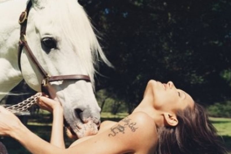 Δείτε sexy αδημοσίευτες φωτογραφίες της Angelina Jolie