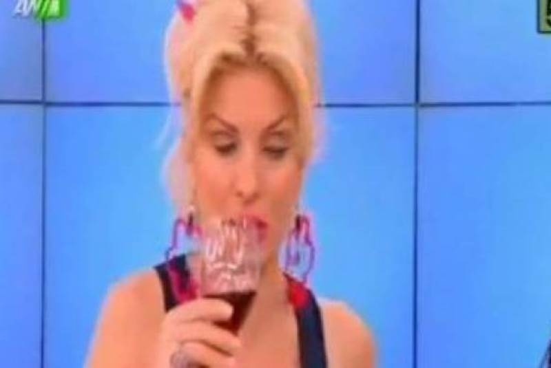 Απολαυστικό βίντεο: Παραήπιε η Ελένη Μενεγάκη, γελούσε και έχανε τα λόγια της!