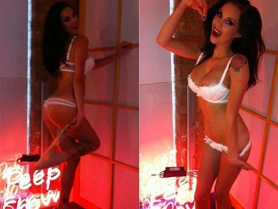 Μοντέλο έκανε στριπτίζ για καλό σκοπό (photos)