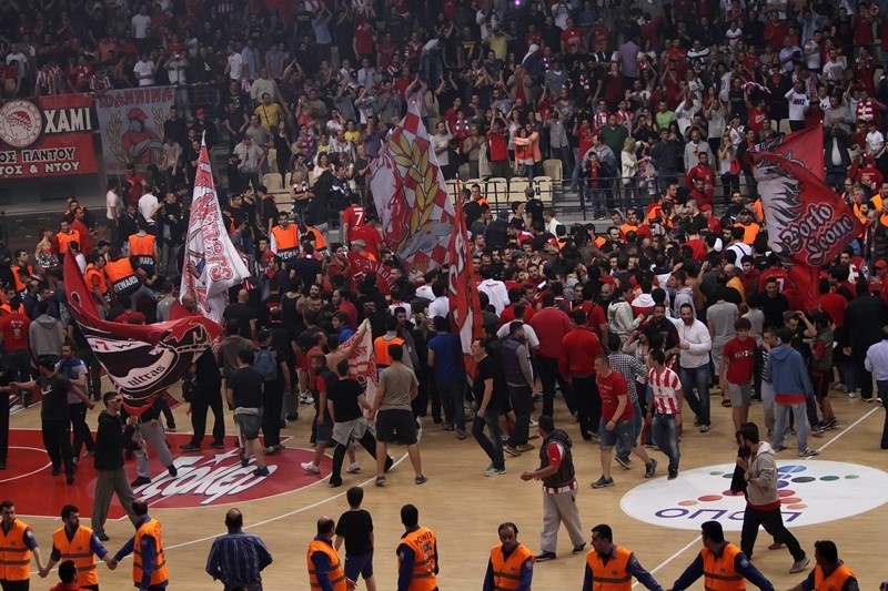 Ολυμπιακός: Είσοδος των οπαδών πριν τη λήξη