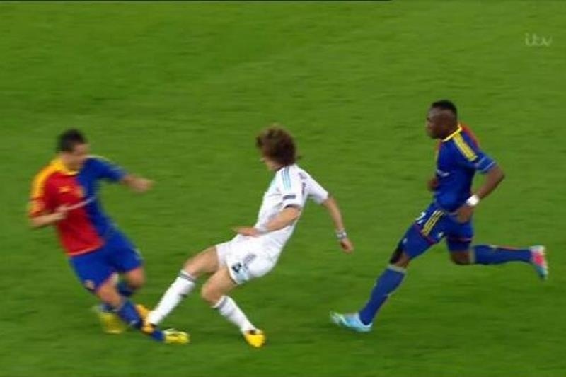 Βασιλεία – Τσέλσι: Το «εγκληματικό» τάκλιν του Νταβίντ Λουίζ στον Ντεγκέν (video)