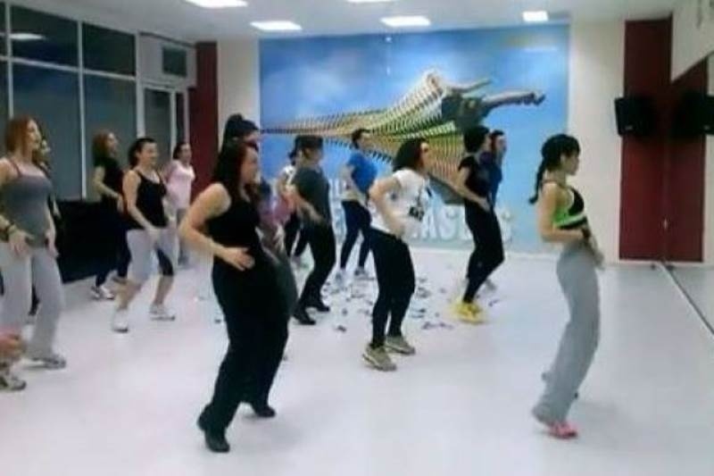 Κάνουν Zumba με το «Δε σου κάνω τον Άγιο» του Γιώργου Τσαλίκη!