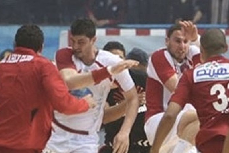 Απίστευτο ξύλο σε αγώνα χάντμπολ! (video)