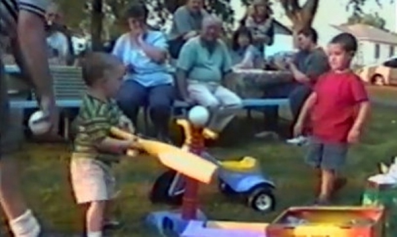 Βίντεο: Είμαι πολύ καλός στο μπέιζμπολ. Δείτε...