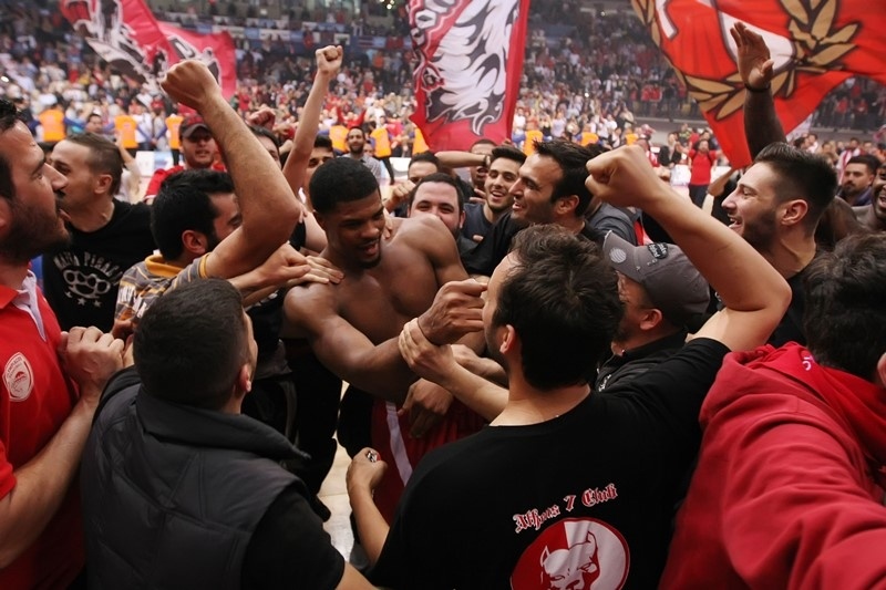Ολυμπιακός: Στο παρκέ οι φίλαθλοι (videos)